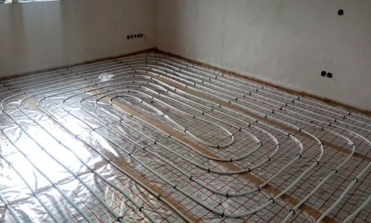Instalace podlahového topení s trubkami na izolaci