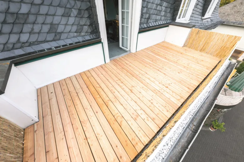 Nová dřevěná terasa na balkónu po hydroizolaci