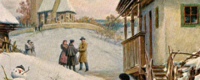 Lidé se scházejí na sněhové ulici v tradiční adventní vesnici.