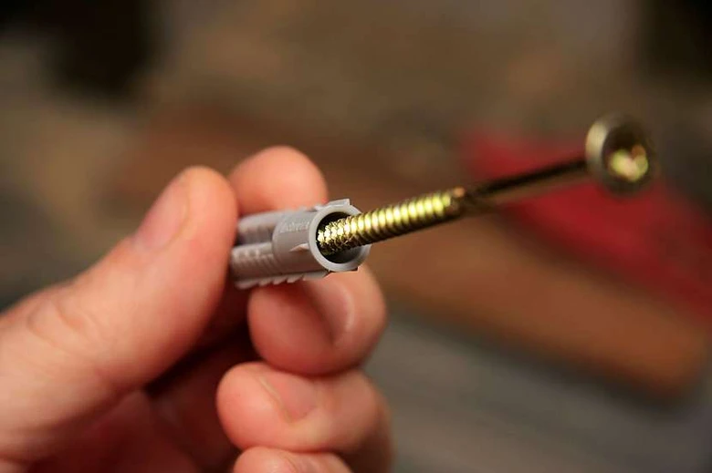 Šroub vložený do hmoždinky 10 mm