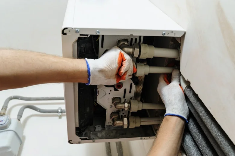 Technik opravuje plynový kotel uvnitř