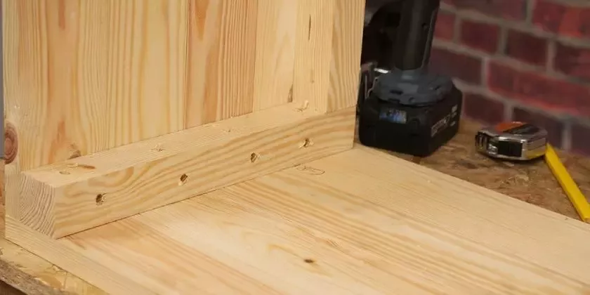 Stavební krok vestavěné skříně s dřevem a náradím