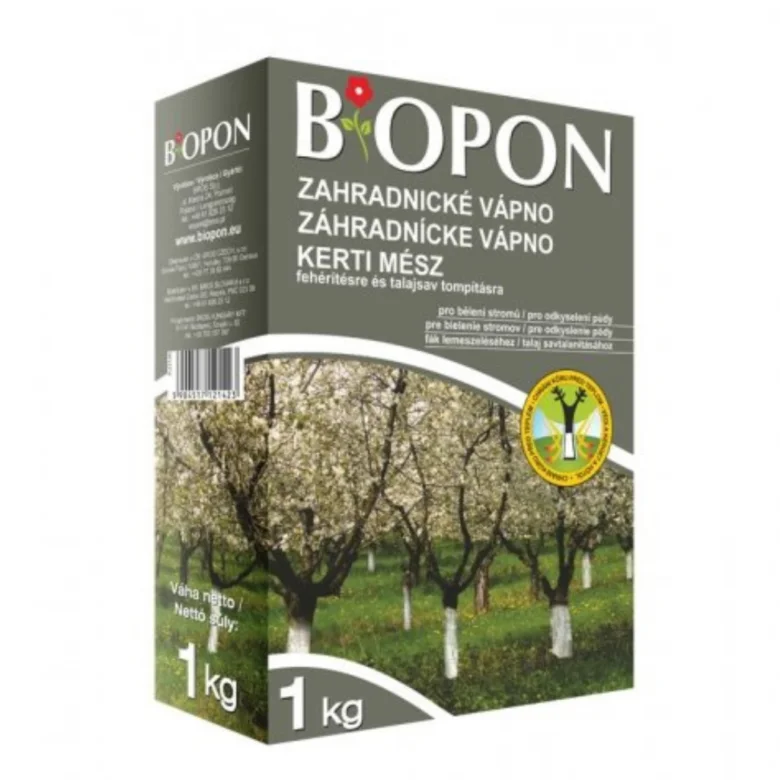 Balík hašeného vápna na ochranu stromů v sadě.