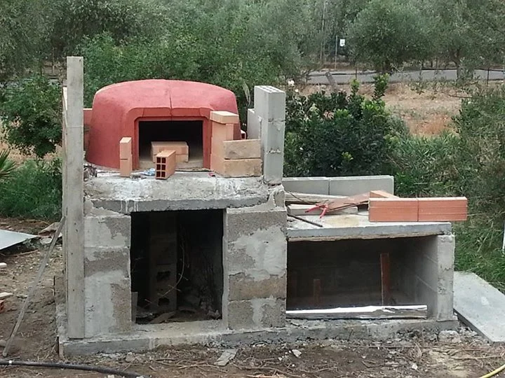 Stavba peci na pizzu z betonu s červenou střechou