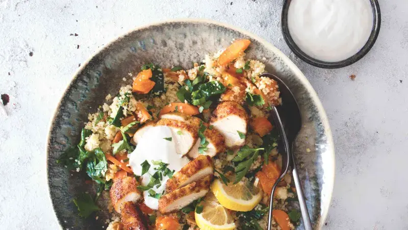 Zdravá miska s kuřecím masem, zeleninou a quinoa