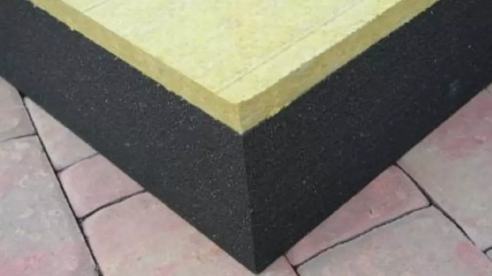 Detail izolace zateplovacího systému na rohu budovy s minerální vlnou.
