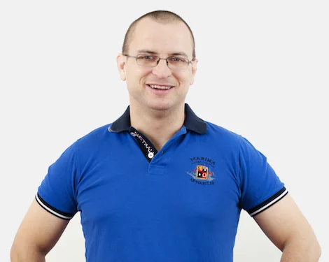 Muž v modrém tričku jako projektant z Ostravy.
