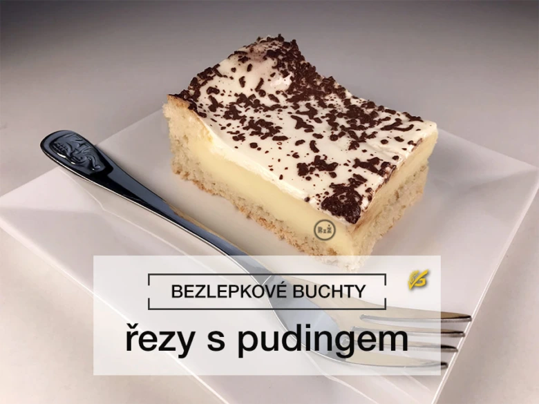 Bezlepkový řezy s pudinkem na bílé talíři.