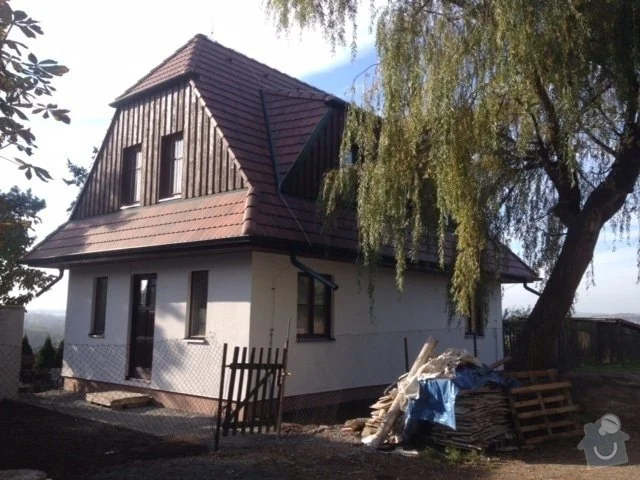 Dům v rekonstrukci s materiály na zahradě