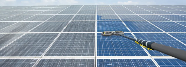 Čištění fotovoltaických panelů speciální houbou