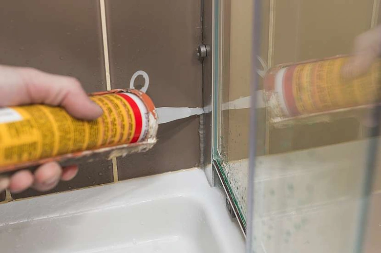 Návod na hladké aplikaci silikonu v koupelně