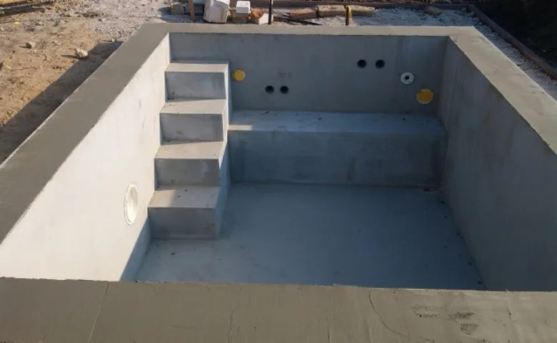 Nově postavený bazén z betonu bez bednění