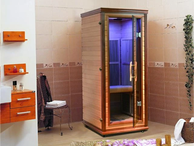 Infračervená saunová kabina v koupelně s dřevěným designem.