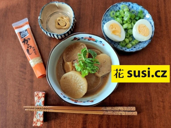 Japonský polévka s řapíkatou mrkví jako přílohou