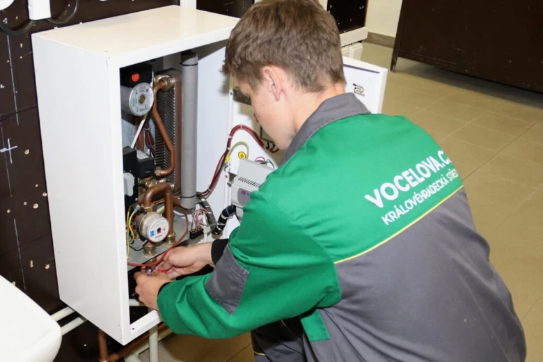 Instalatér opravuje topení v interiéru Hradec Králové