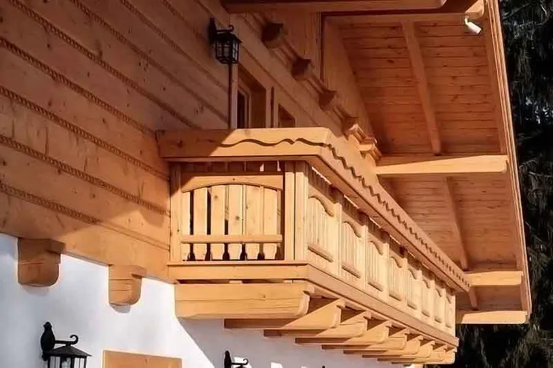Dřevěná balkónní konstrukce na dřevěném domě