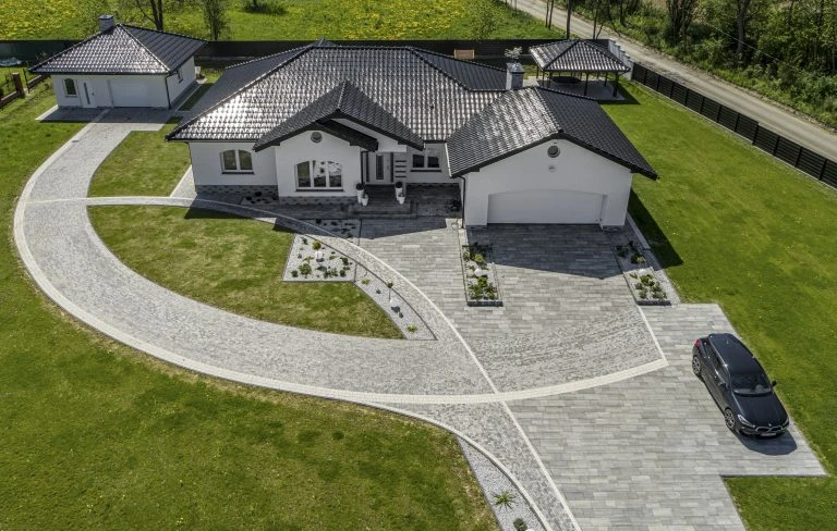 Moderní chodníky kolem domu s kamenným povrchem