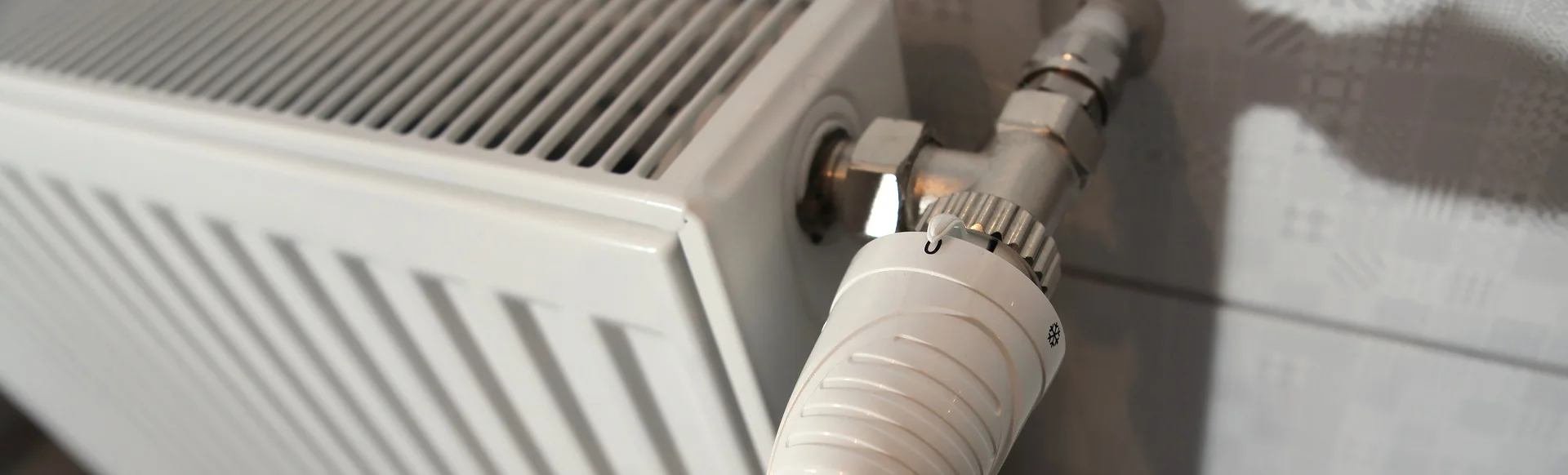 Radiator s připojenými potrubími pro instalaci topení