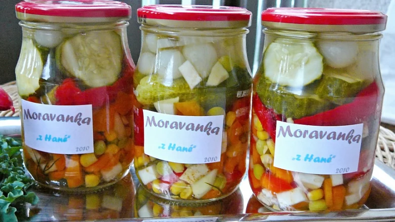 Tři sklenice s nakládanou zeleninou Moravančka z Hané.