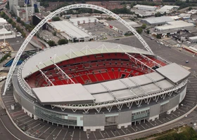Vzdušný pohled na stadion Wembley v Londýně.
