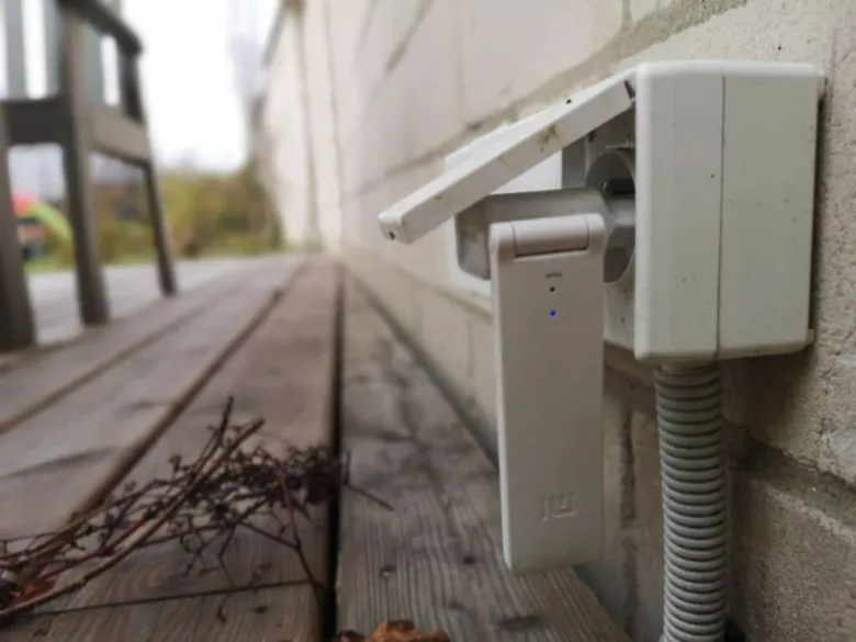 Venkovní WiFi prodlužovačka na zdi venku