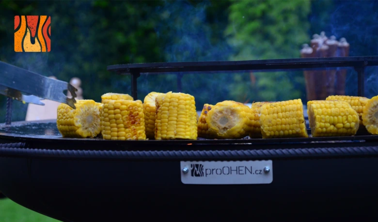 Grilovaná kukuřice na grilu s viditelnými spáleninami.