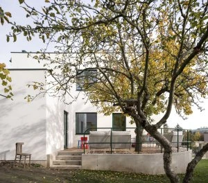 Modernizovaný dům z padesátých let v přírodě