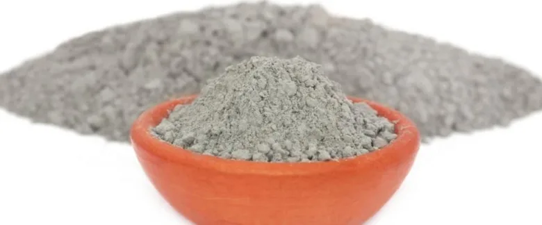 Suchý beton v misce pro správné míchání.