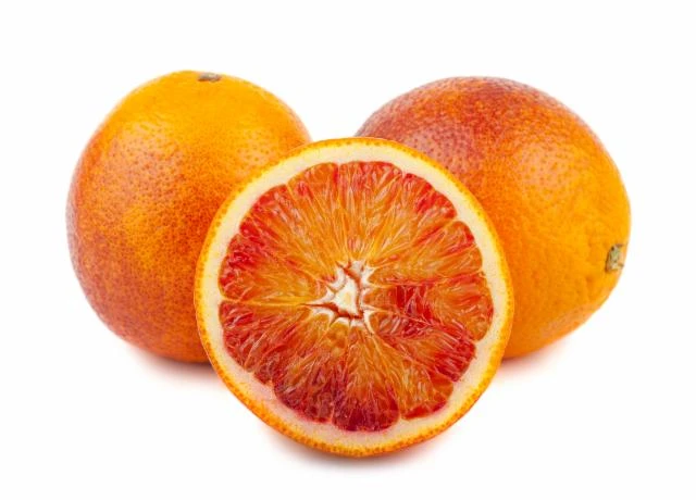 Dva celkové červené pomeranče s jedním nakrájeným na půlku.