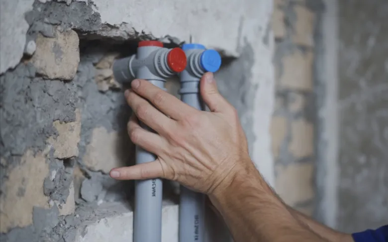 Ruční instalace vodovodních potrubí do zdi