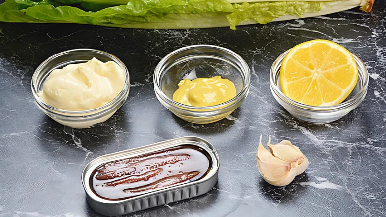 Ingredience pro domácí dresink: majonéza, hořčice, citron, česnek.