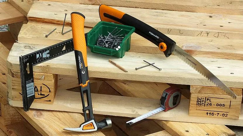 Nástroje a materiály pro výrobu lavice z palet
