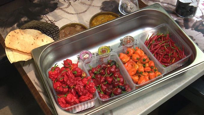 Různé druhy pálivých chilli papriček v kbelíku