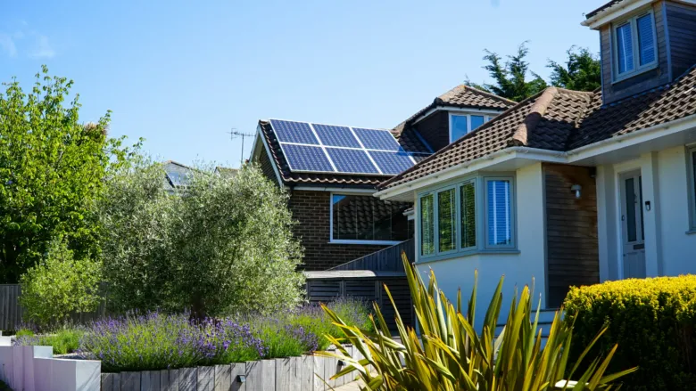 Čistá fotovoltaická panel na střechu rodinného domu.