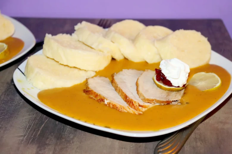 Svíčková s houskovými knedlíky a brusinkovou omáčkou