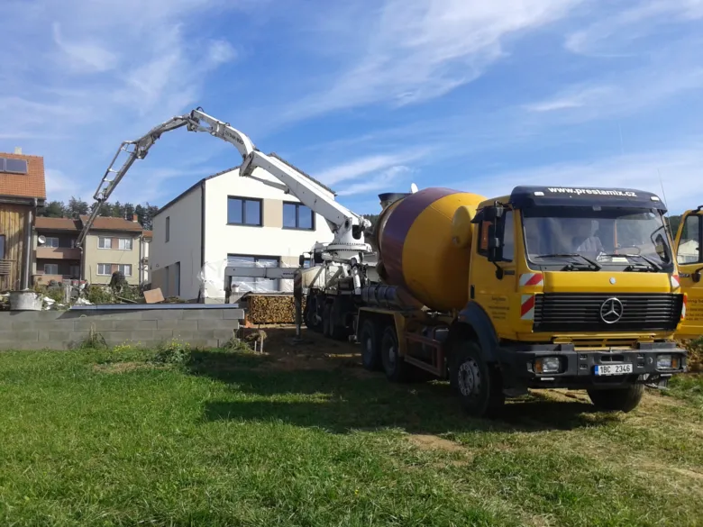 Násoska s betonem pro zalévání základů domu.