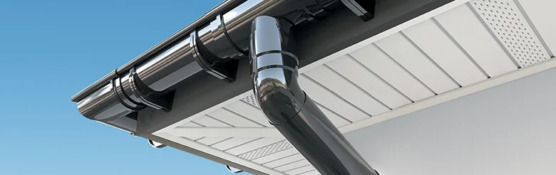 Detailní pohled na střešní žlab a potrubí