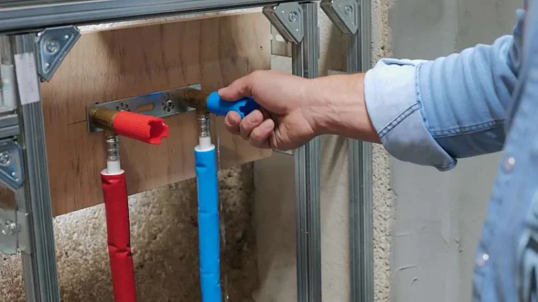 Testování tlaku v topení pomocí modrého ventilu