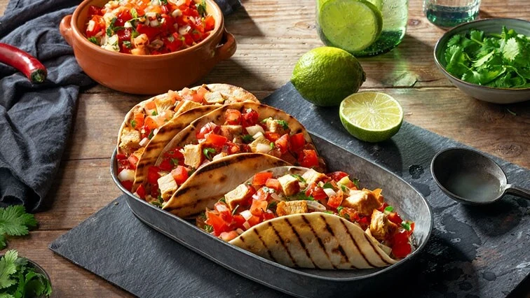 Tradiční mexické taquitos s kuřecím masem a čerstvou omáčkou.