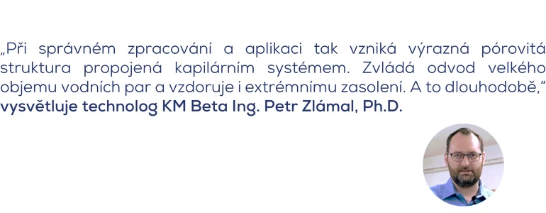 Technolog vysvětluje výhody sanační omítky.