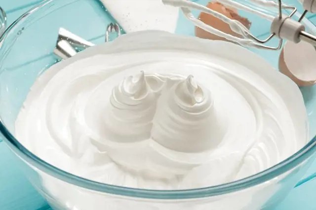Bílková pěna v míse s mixérem - krok na recept