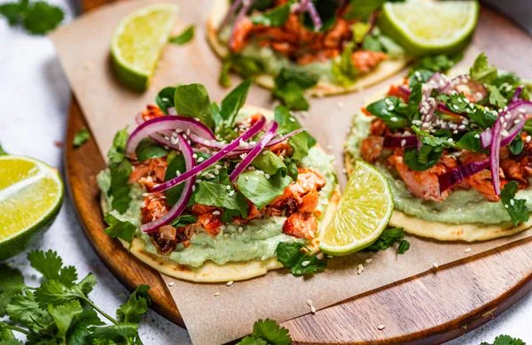 Mexické rybí taco s avokádovým omáčkou a limetkou