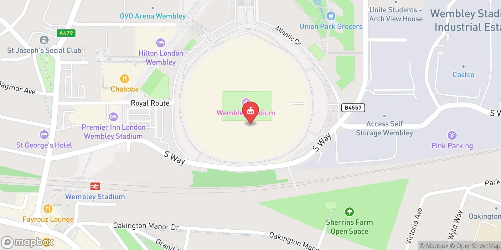 Karta stadionu Wemblej v Londýně s okolními budovami.