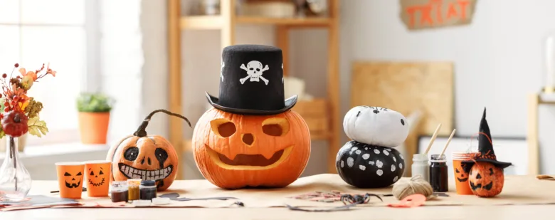 Výzdoba dýní na Halloweena s malbou a řezbářstvím