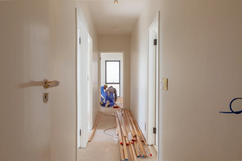 Renovace chodby s instalací podlahy laminátové