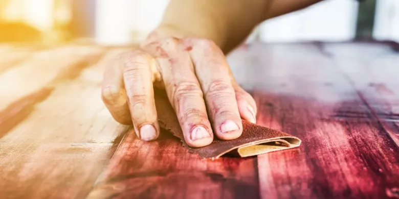 Ruční broušení dřevěné kuchyňské pracovní desky