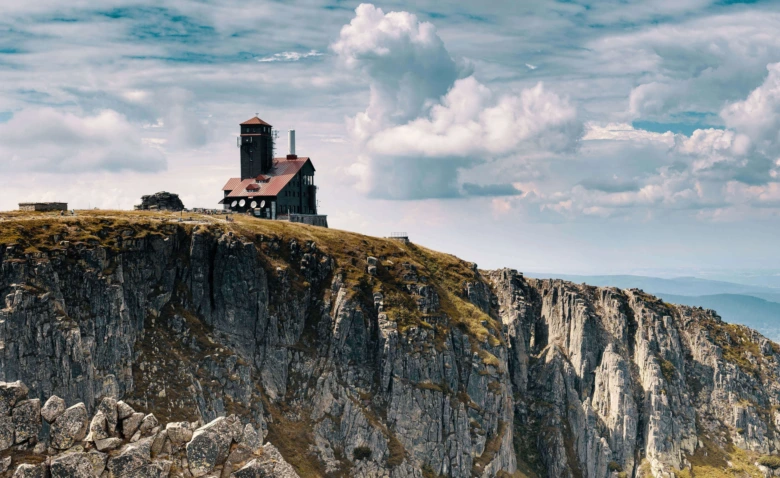 Historická budova na skále v přírodním parku.
