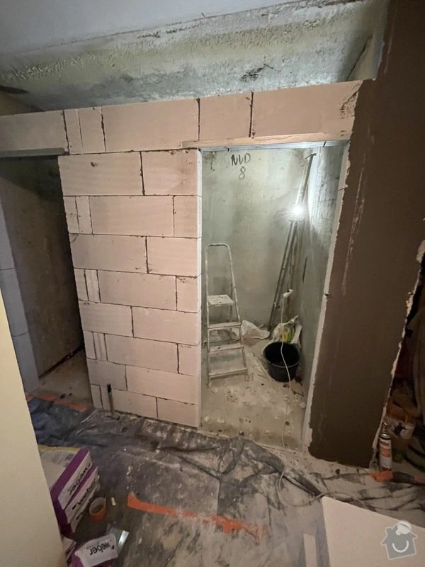 Stavební práce při rekonstrukci umakartového koupelny