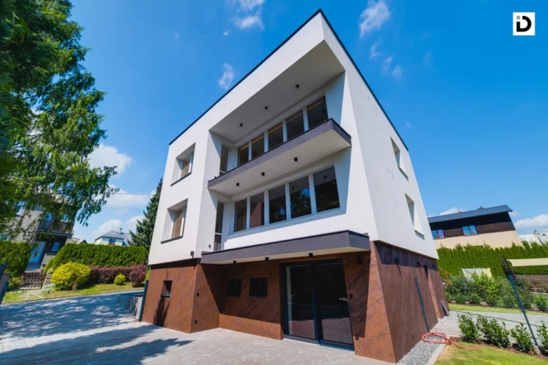 Moderní rekonstruovaný rodinný dům s bílou fasádou