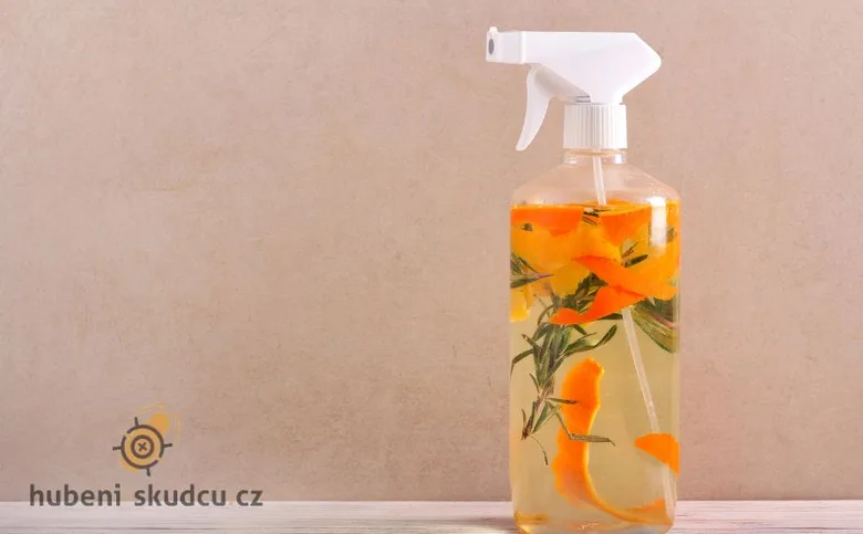 Domácí postřik proti třásněnkám z citrusů a bylin